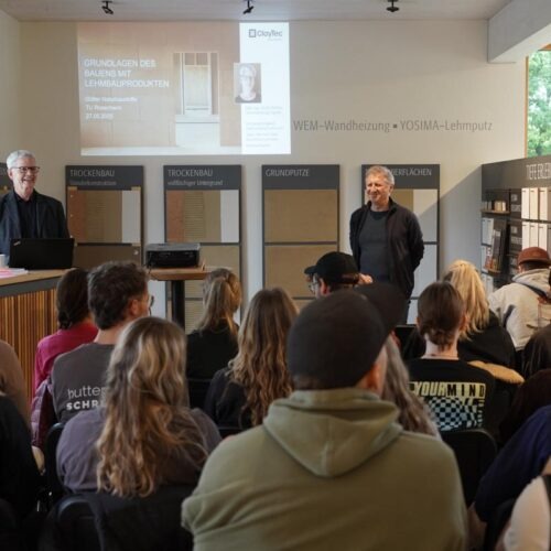 Studenten der TH Rosenheim sitzen bei Gütter Naturbaustoffe und erhalten einen Vortrag zum Thema "Grundlagen des Bauens mit Lehmbauprodukten"