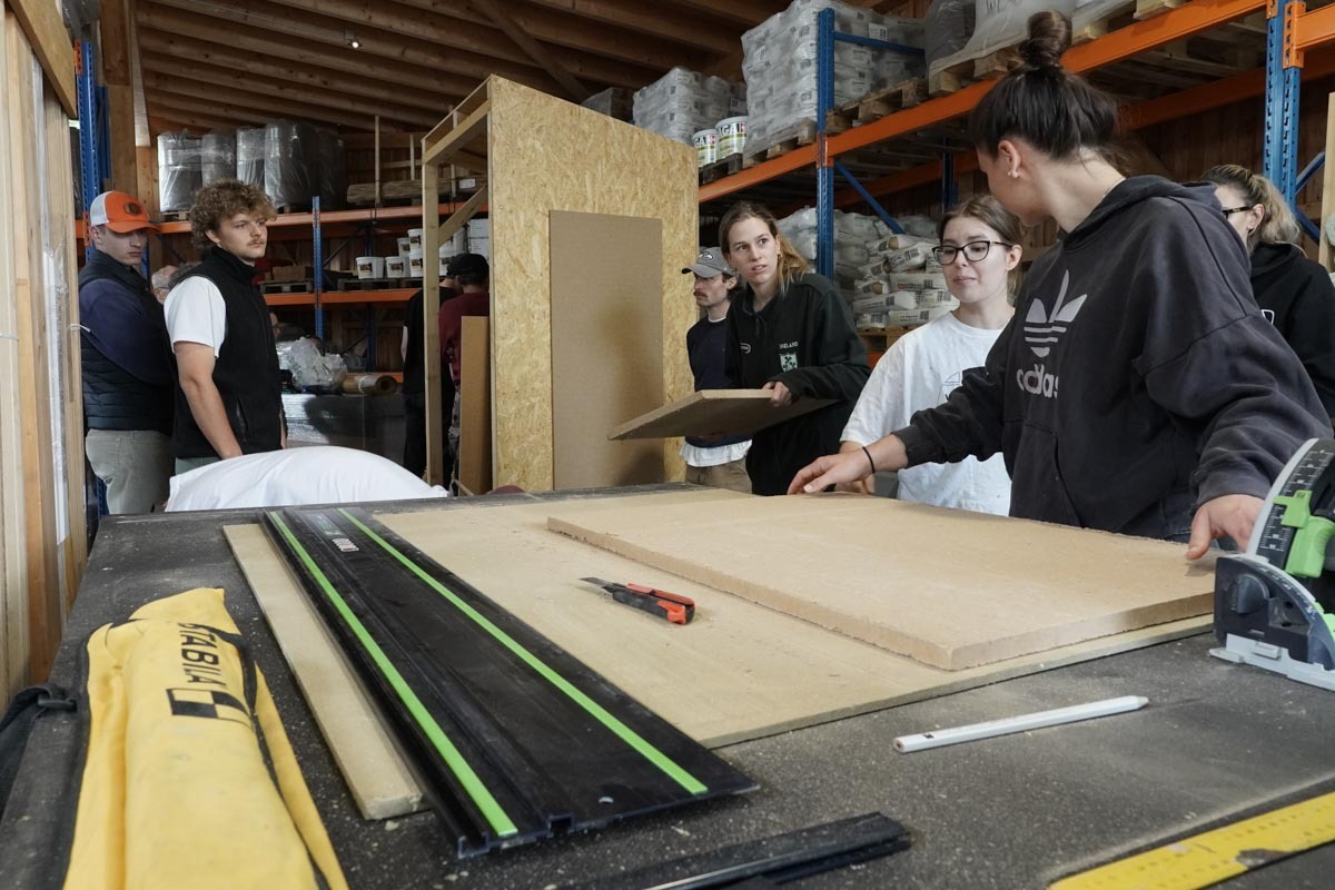 Studenten schneiden Holzplatten zu